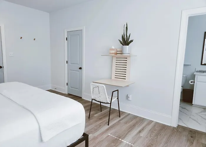 Beautiful Modern Luxury Eco Townhouse, 3b/3.5b Great Location