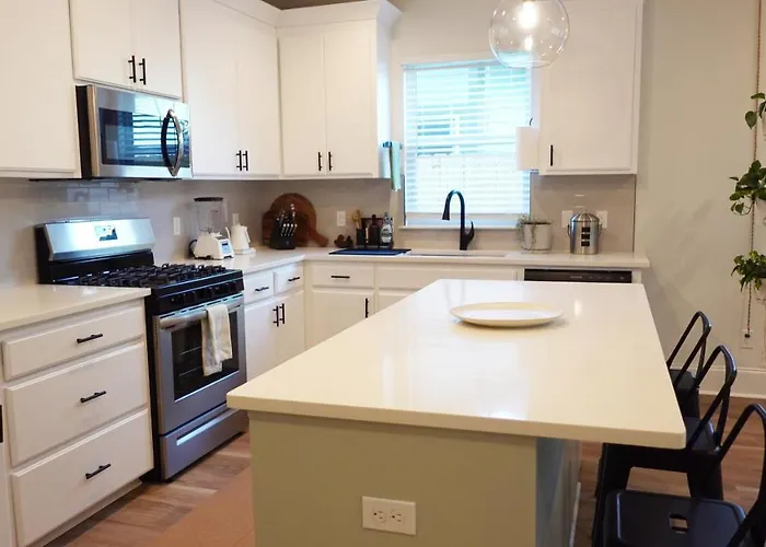 Beautiful Modern Luxury Eco Townhouse, 3b/3.5b Great Location Tallahassee