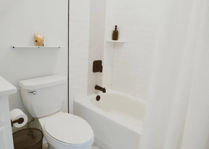 Beautiful Modern Luxury Eco Townhouse, 3b/3.5b Great Location Сasa de vacaciones