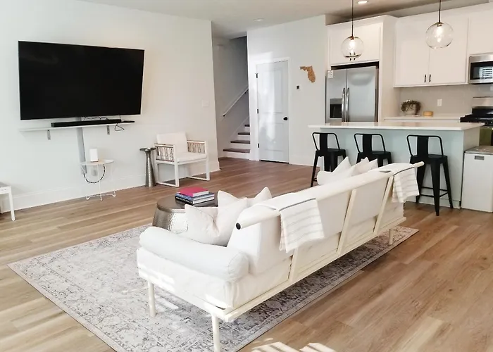 Beautiful Modern Luxury Eco Townhouse, 3b/3.5b Great Location Сasa de vacaciones